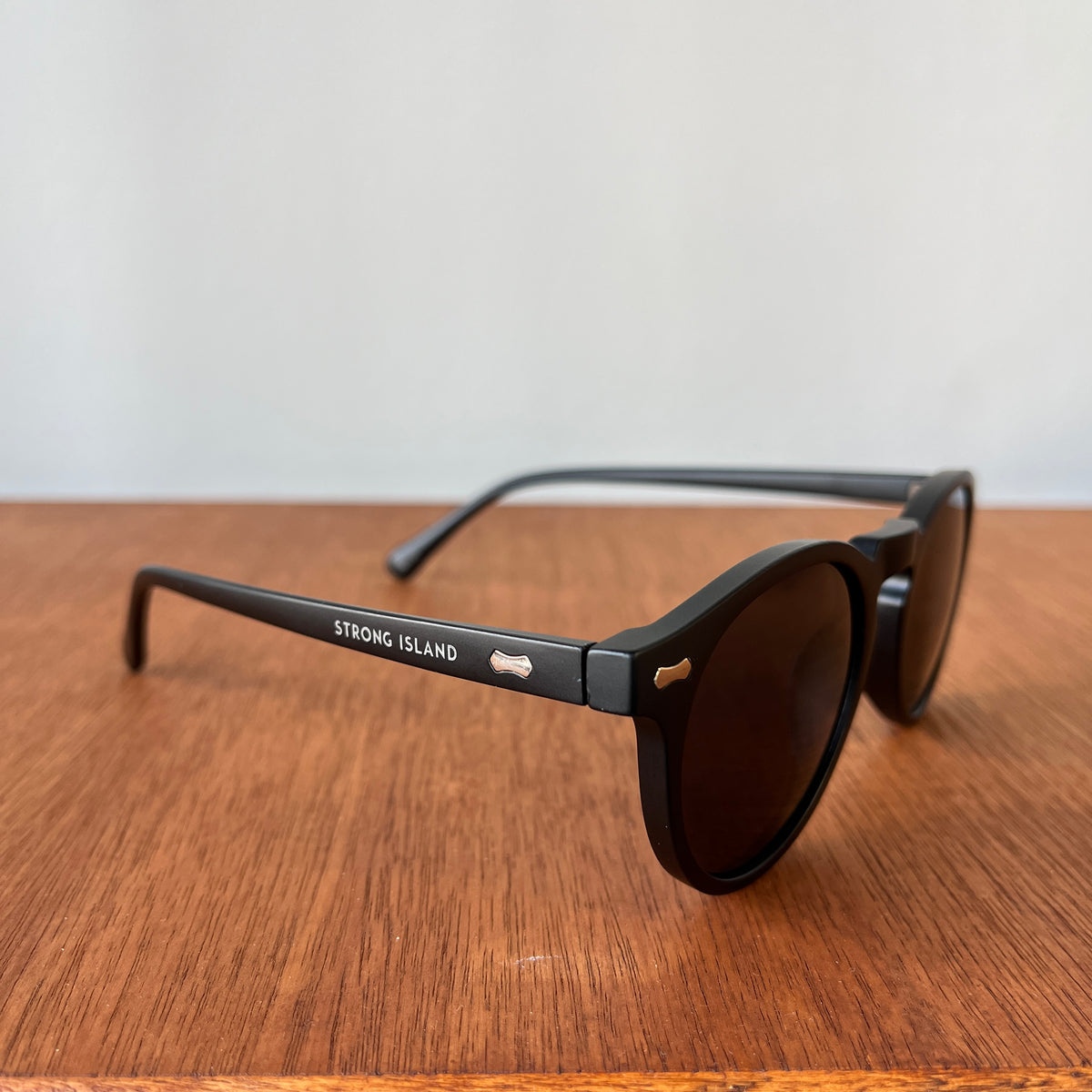 Round Sunglasses - Black