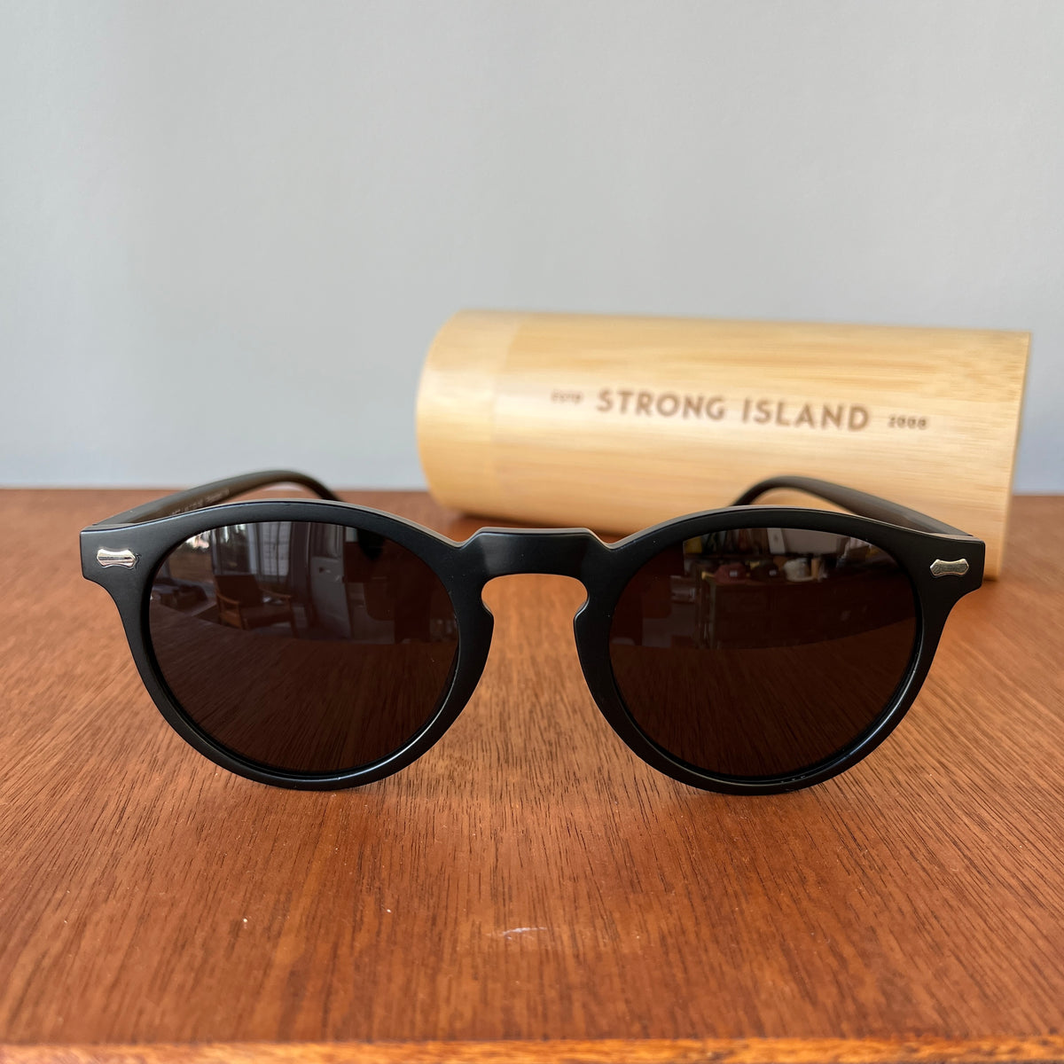 Round Sunglasses - Black